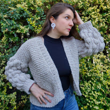 Cargar imagen en el visor de la galería, Bubble Cardigan tejido a palillo