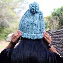 Cargar imagen en el visor de la galería, Beanie con pompón