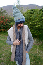 Cargar imagen en el visor de la galería, Beanie con pompón