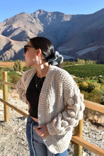 Cargar imagen en el visor de la galería, Bubble Cardigan tejido a palillo