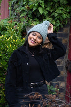 Cargar imagen en el visor de la galería, Beanie con pompón