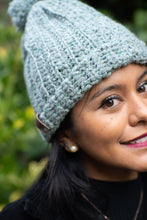 Cargar imagen en el visor de la galería, Beanie con pompón