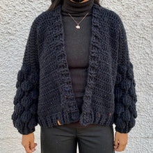 Cargar imagen en el visor de la galería, Bubble Cardigan tejido a crochet