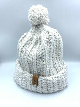 Cargar imagen en el visor de la galería, Beanie con pompón