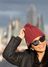 Cargar imagen en el visor de la galería, Beanie con pompón