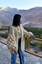 Cargar imagen en el visor de la galería, Bubble Cardigan tejido a crochet
