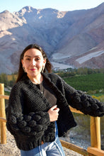 Cargar imagen en el visor de la galería, Bubble Cardigan tejido a crochet
