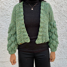 Cargar imagen en el visor de la galería, Bubble Cardigan tejido a crochet
